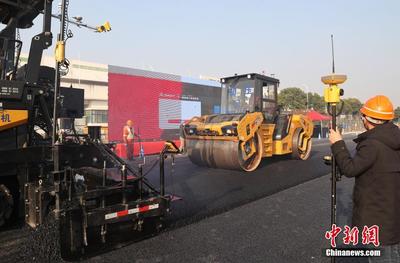 無(wú)人駕駛瀝青道路攤鋪壓實(shí)設(shè)備在滬上路施工