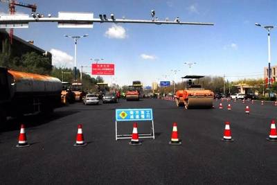 【出行】市政工程管理局在行動:改造機(jī)場高速路、敕勒川大街等16條破損嚴(yán)重的中心區(qū)道路后提示
